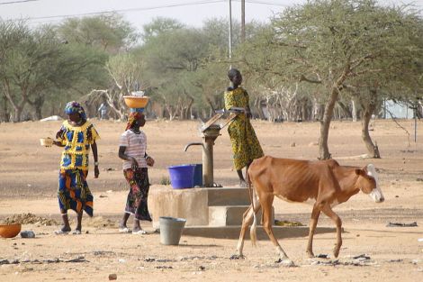 Women at well, Sahel region, Burkina Faso  Photo:Adam Jones, Wikimedia Commons